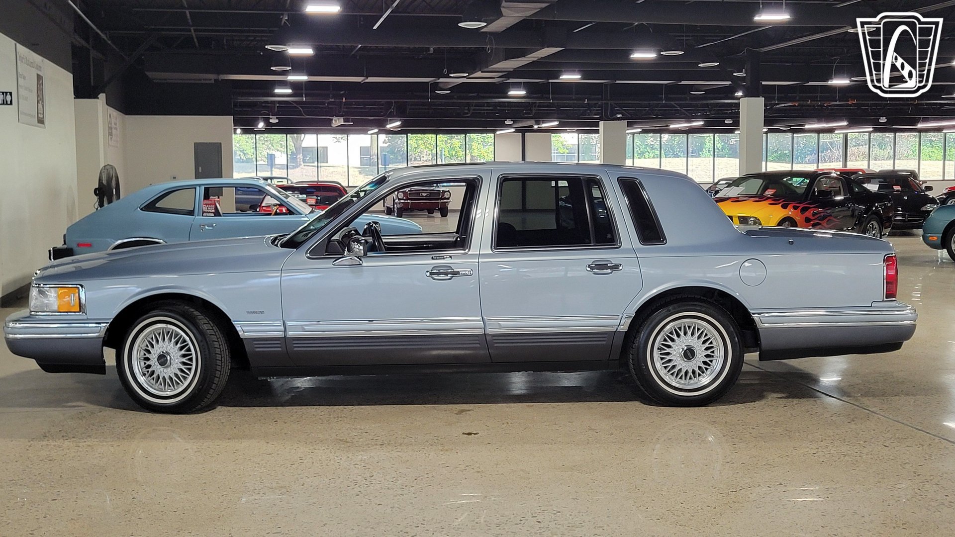 Used 1993 Lincoln Town Car Signature RWD image 2