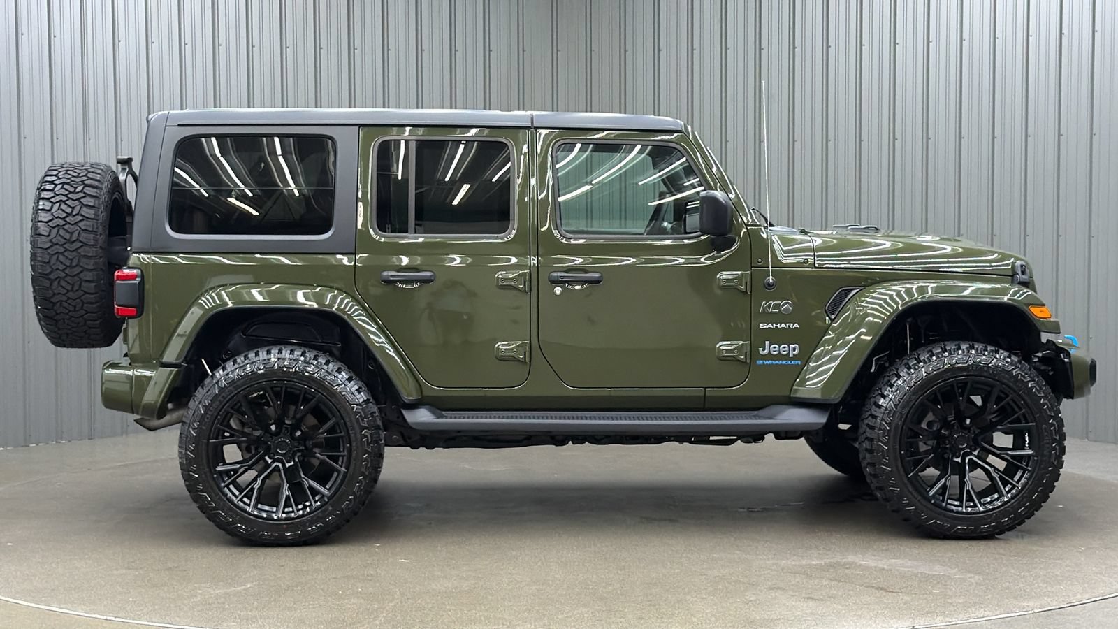 Used 2023 Jeep Wrangler Unlimited Sahara w/ Cold Weather Group AWD/4WD image 6