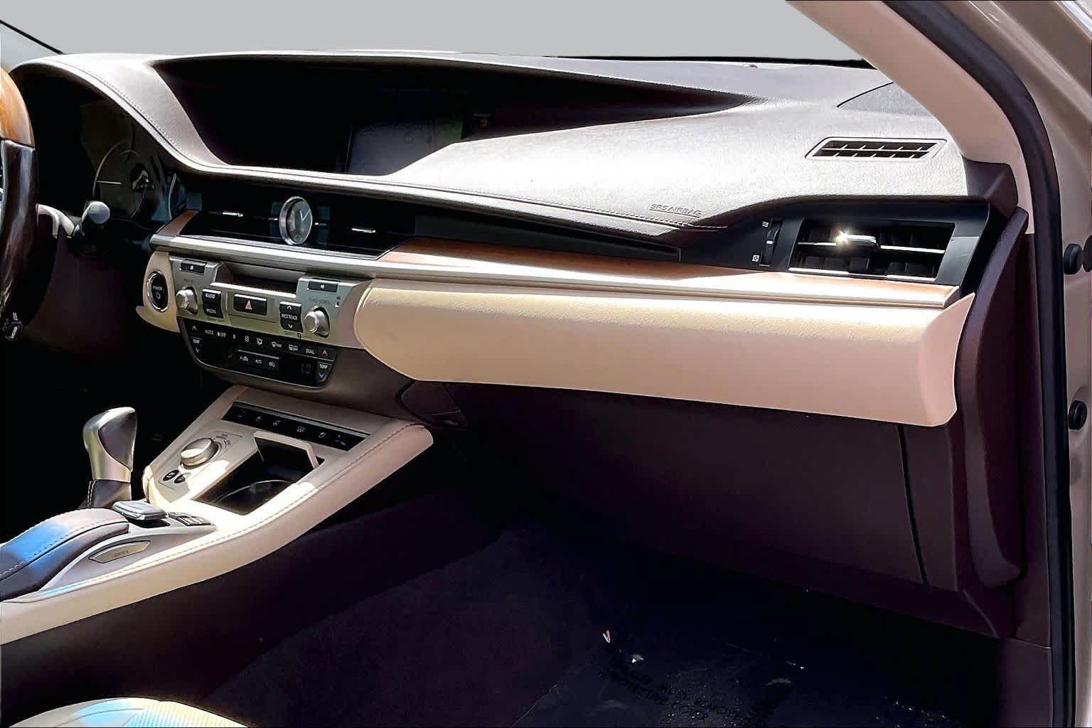 Used 2017 Lexus ES 300h w/ Luxury Package FWD image 16