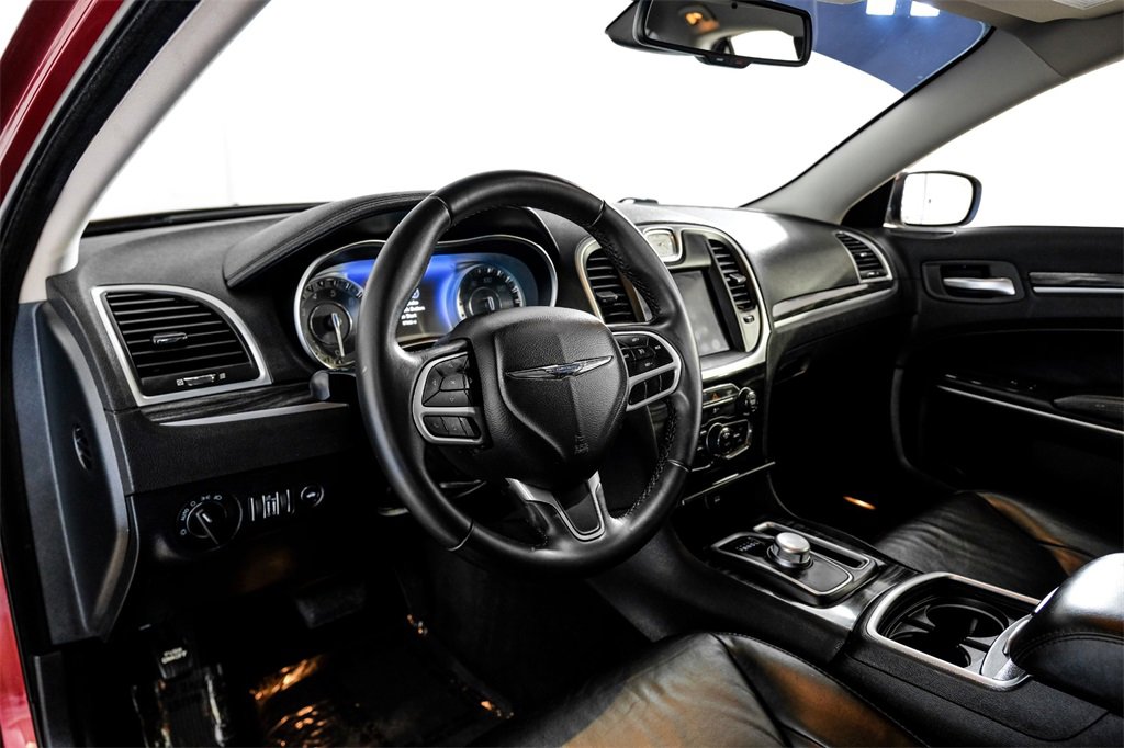 Used 2018 Chrysler 300 Touring L image 2