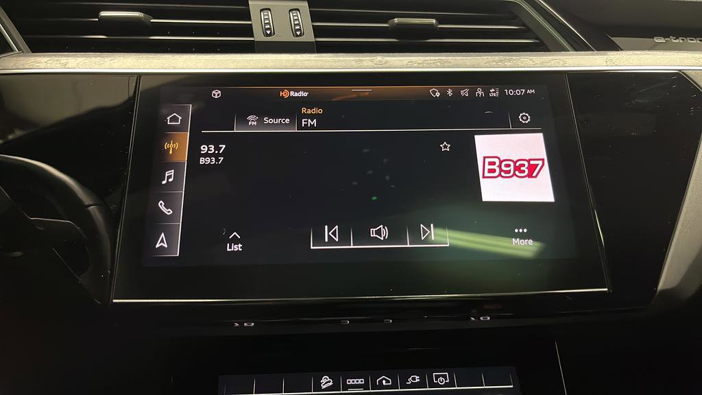 Used 2022 Audi e-tron Premium w/ Towing Package image 29