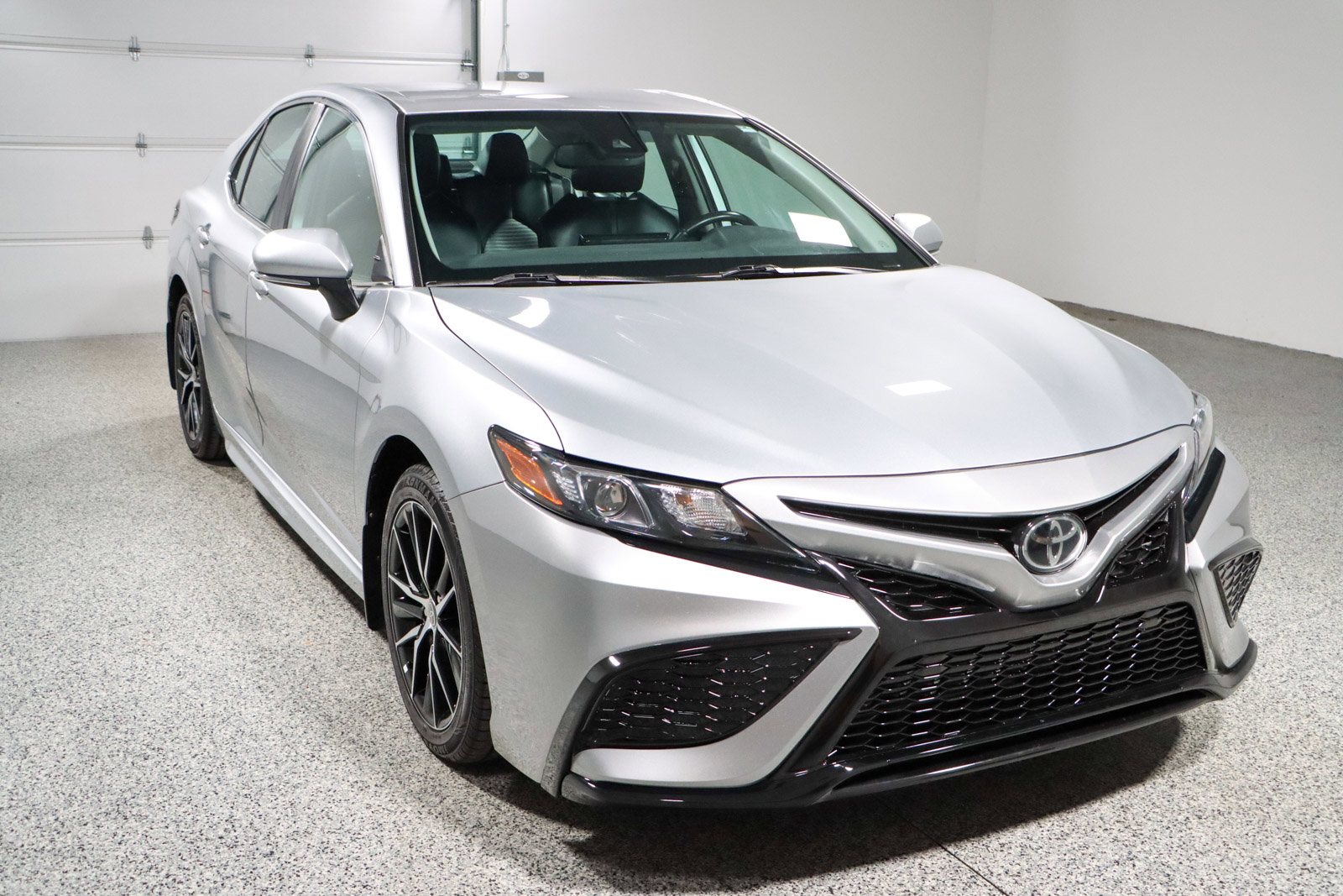 Used 2024 Toyota Camry SE w/ Cold Weather Package FWD image 5