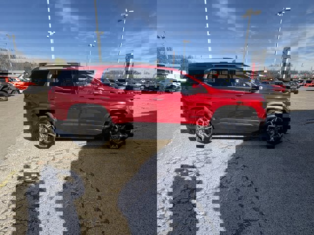 Used 2023 GMC Acadia SLE w/ Driver Convenience Package image 4