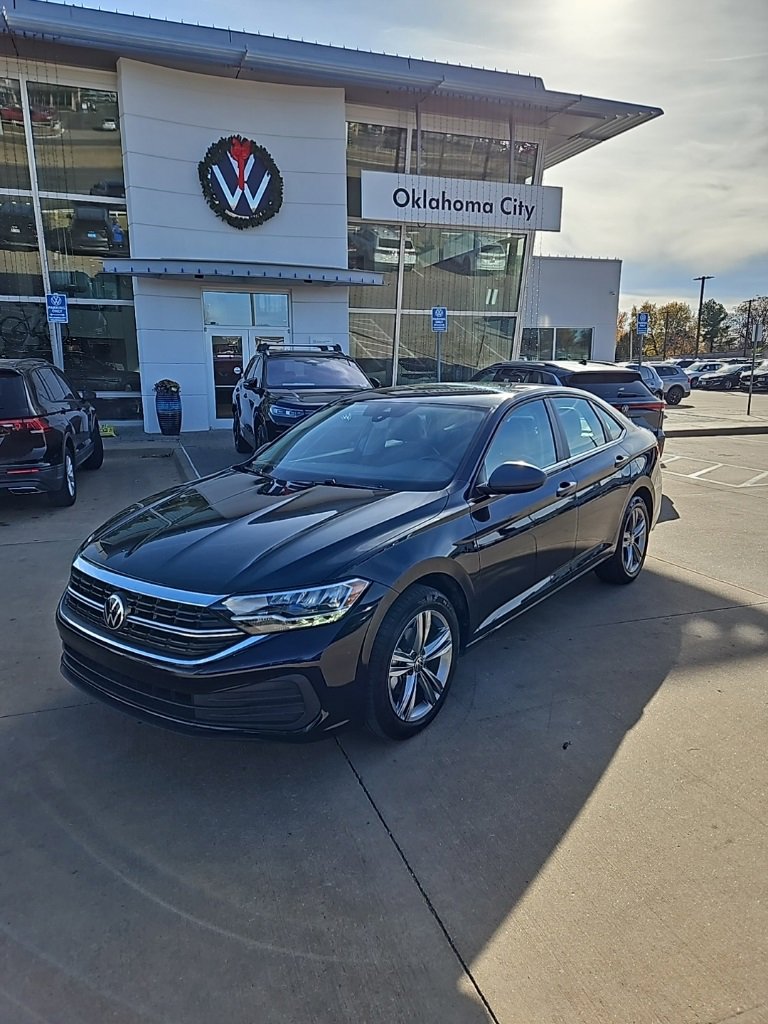 Used 2024 Volkswagen Jetta SE image 1