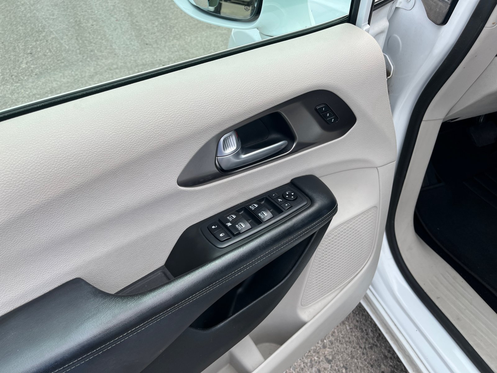Certified 2018 Chrysler Pacifica Limited FWD image 16