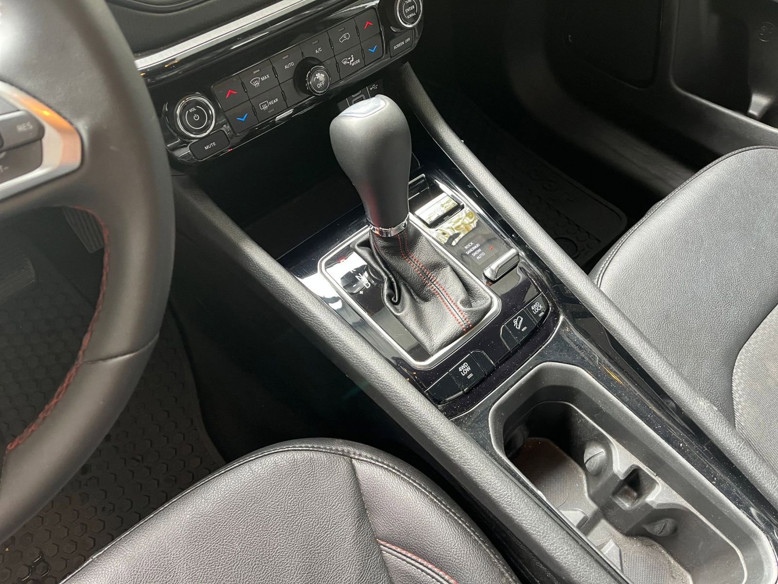 Used 2025 Jeep Compass Trailhawk image 37