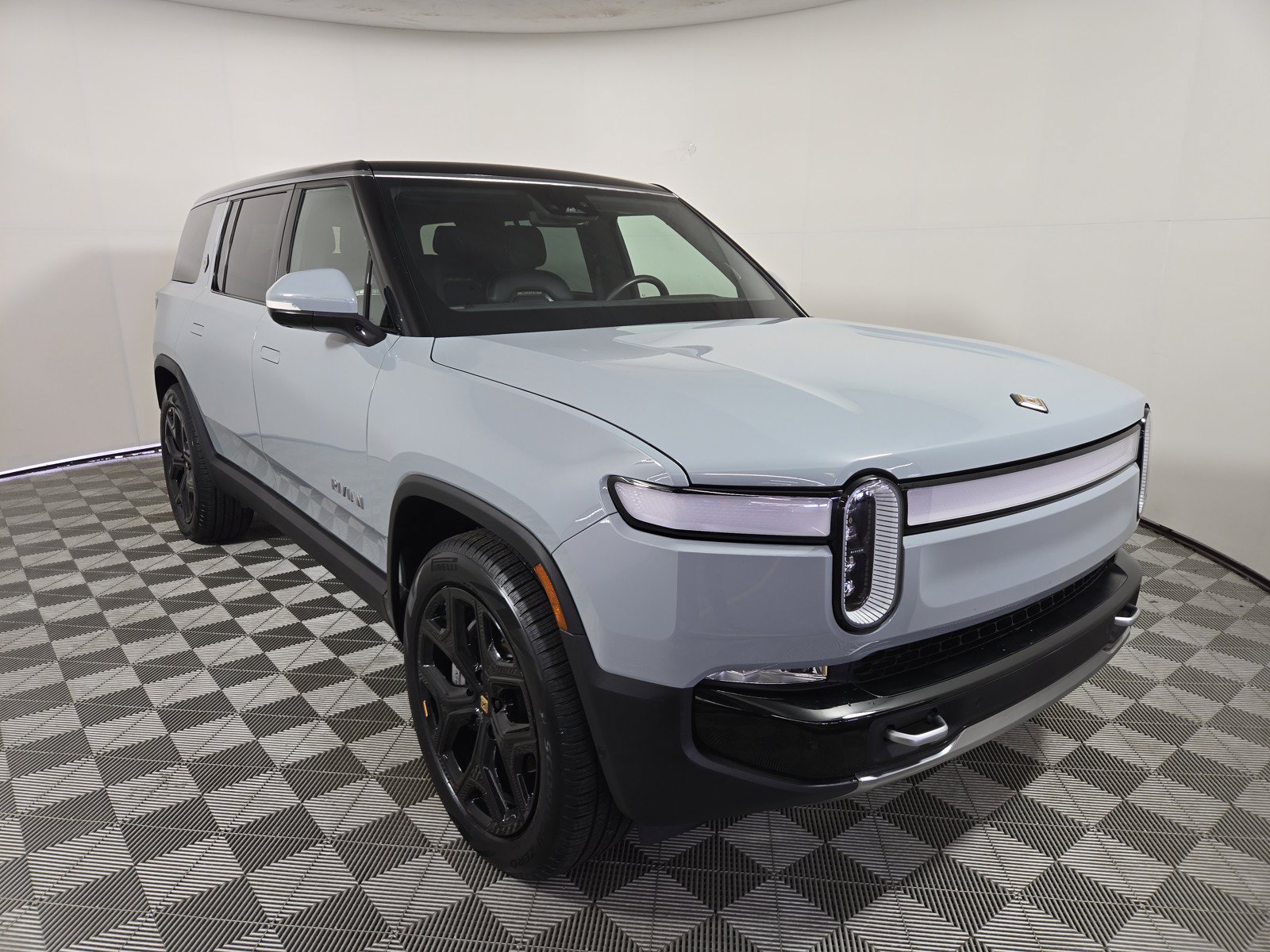 Used 2024 Rivian R1S Adventure AWD/4WD image 7