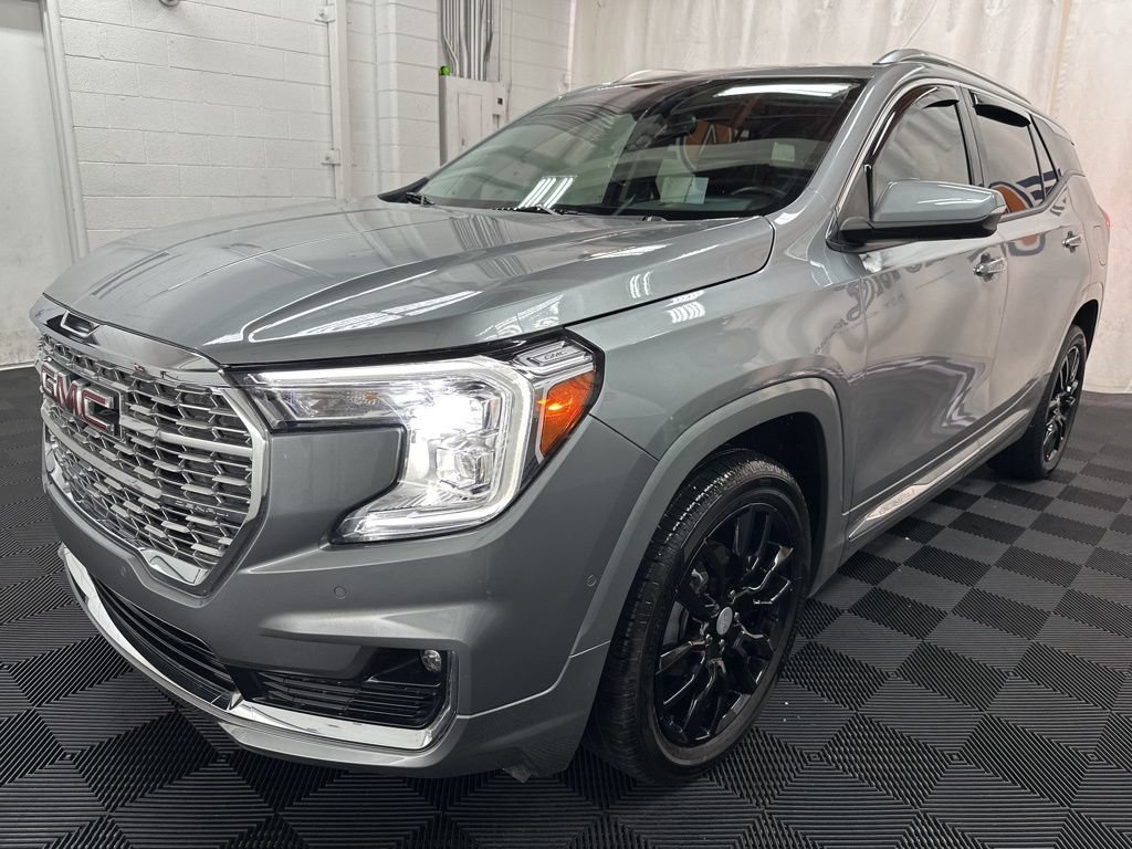 Used 2024 GMC Terrain Denali w/ Denali Premium Package AWD/4WD image 4