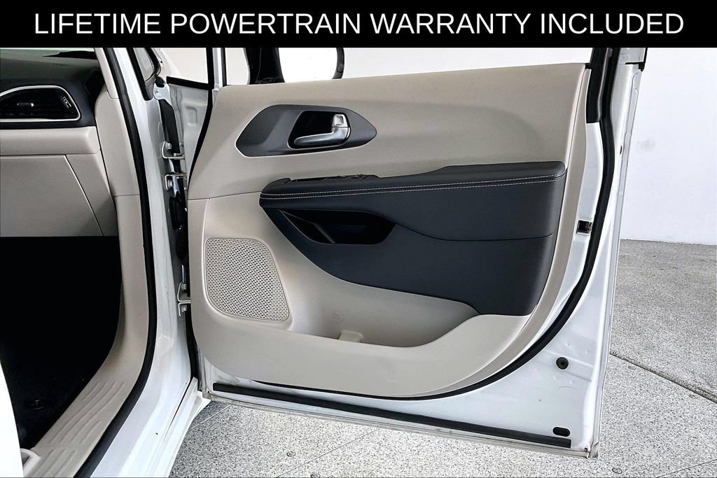 Used 2024 Chrysler Pacifica Touring-L FWD image 24