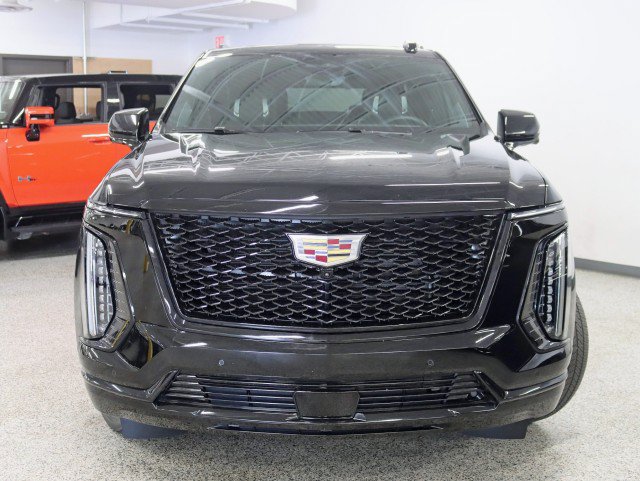 Used 2025 Cadillac Escalade Sport Platinum w/ LPO, ONYX Package AWD/4WD image 8