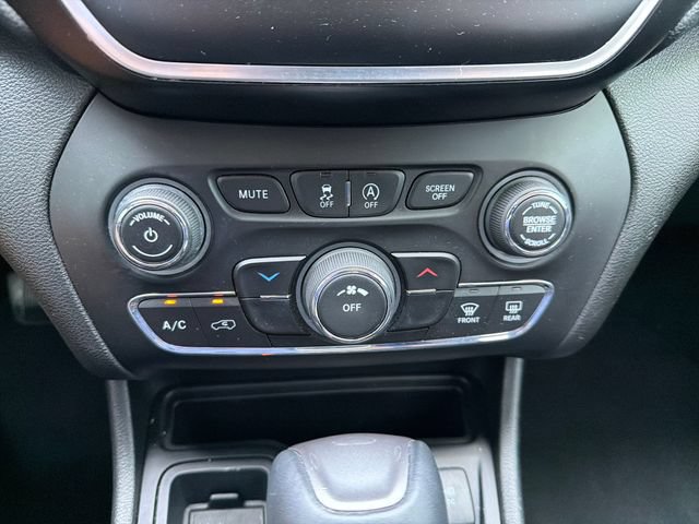 Used 2019 Jeep Cherokee Latitude Plus FWD image 14