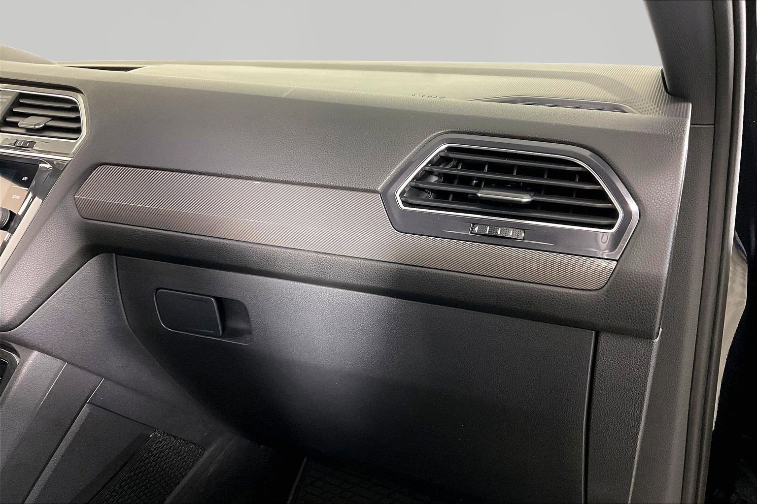 Used 2023 Volkswagen Tiguan SE FWD image 17