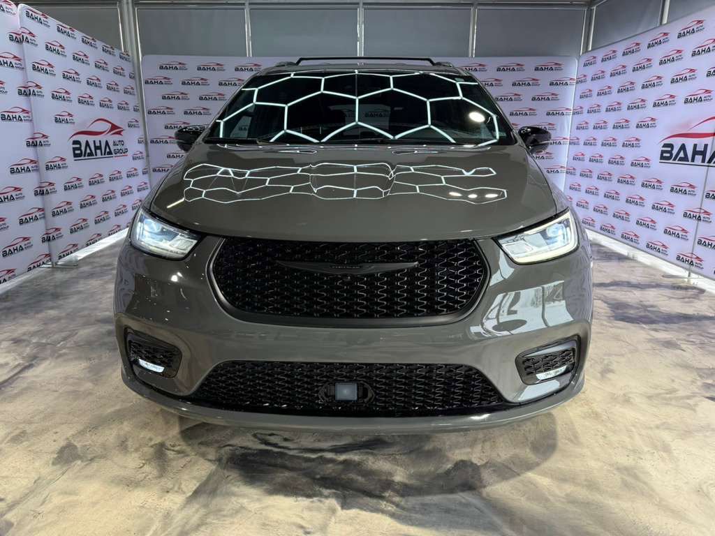 Used 2025 Chrysler Pacifica Limited FWD image 3
