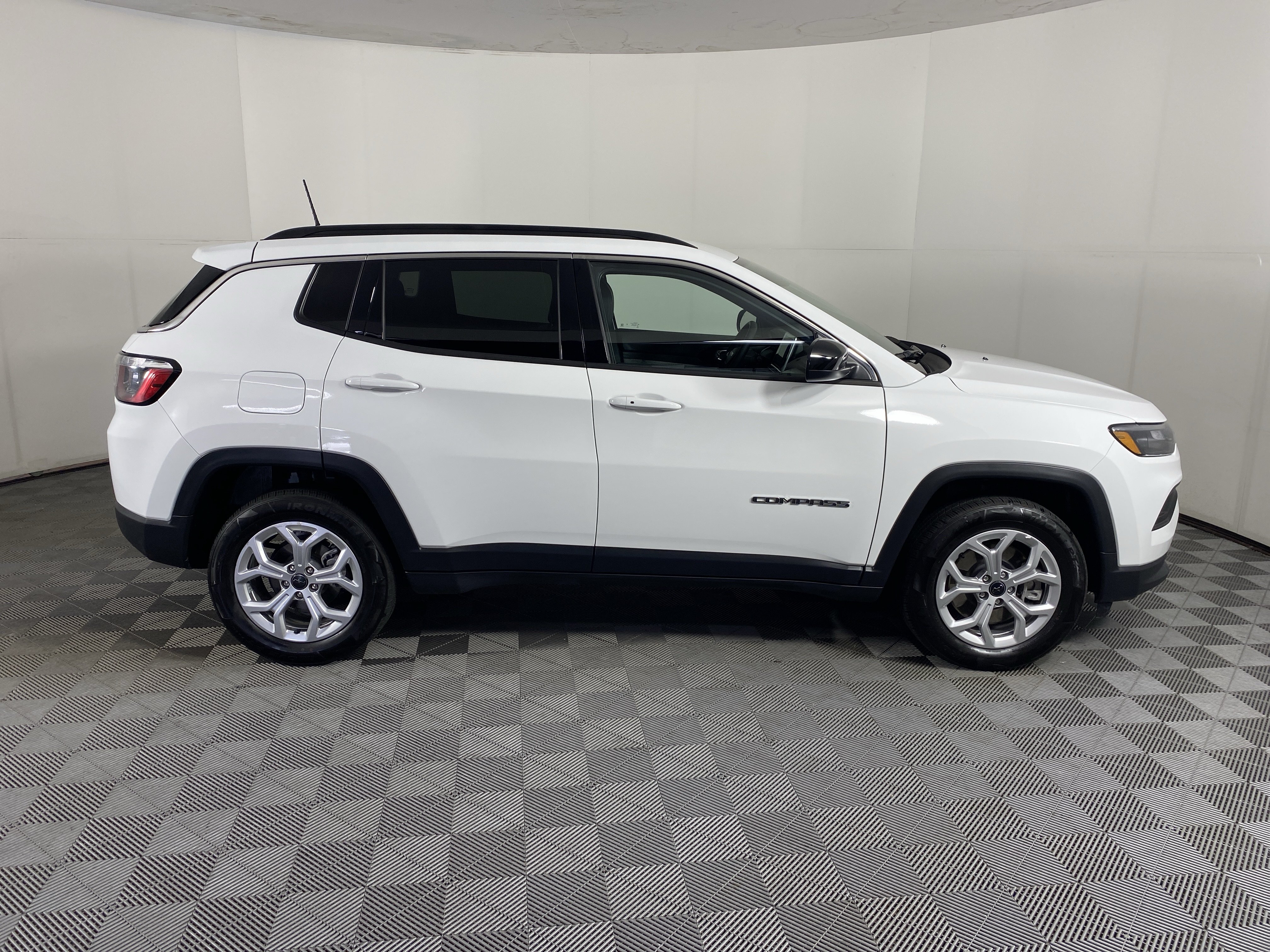 Used 2025 Jeep Compass Latitude AWD/4WD image 6