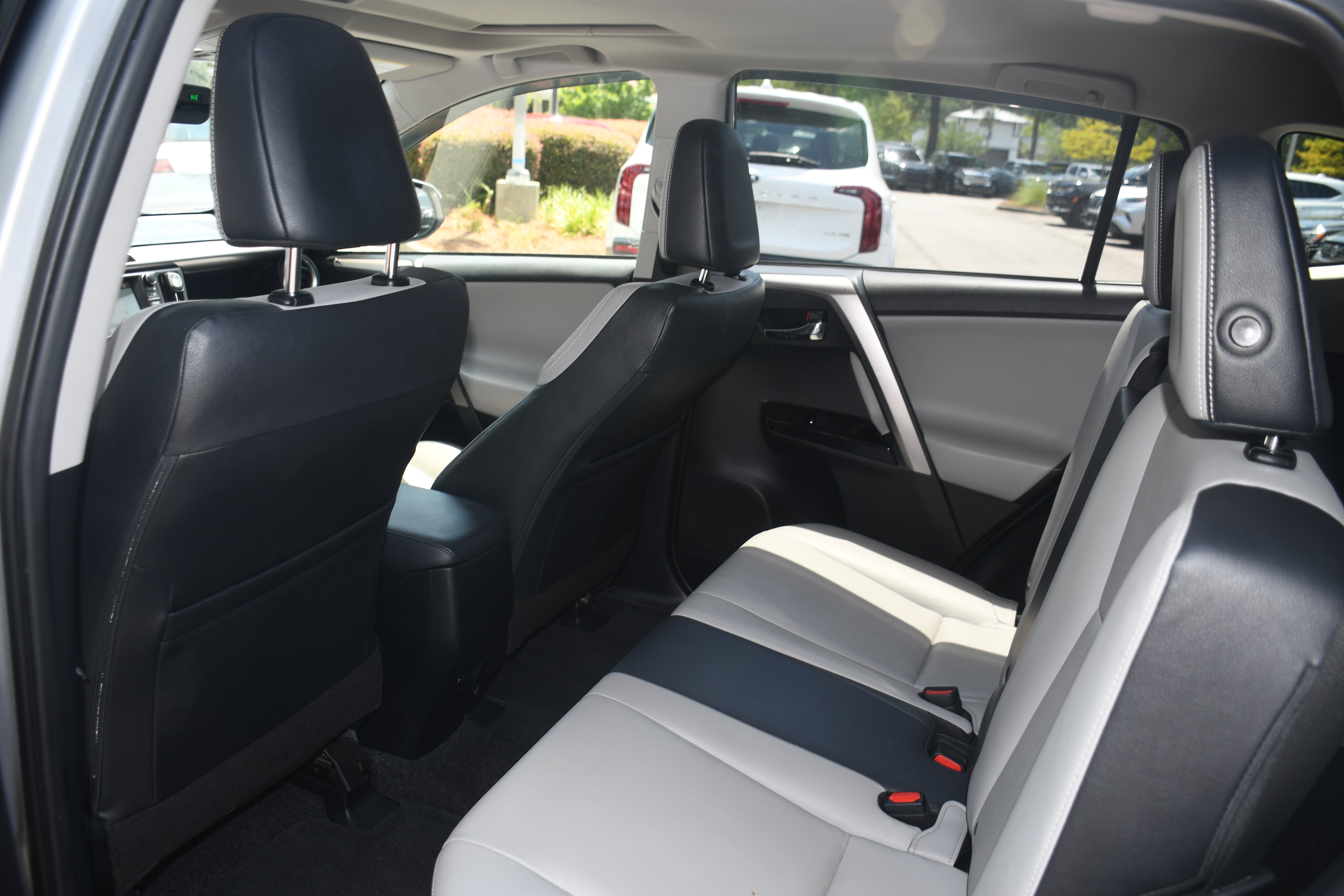 Used 2018 Toyota RAV4 Limited FWD image 16