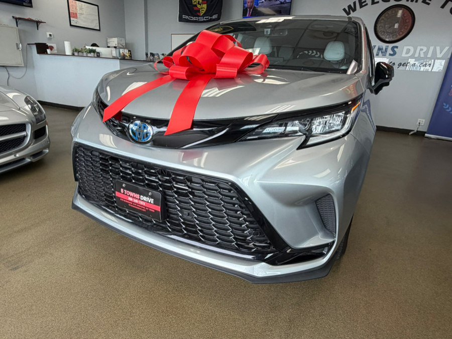 Used 2025 Toyota Sienna XSE FWD image 10