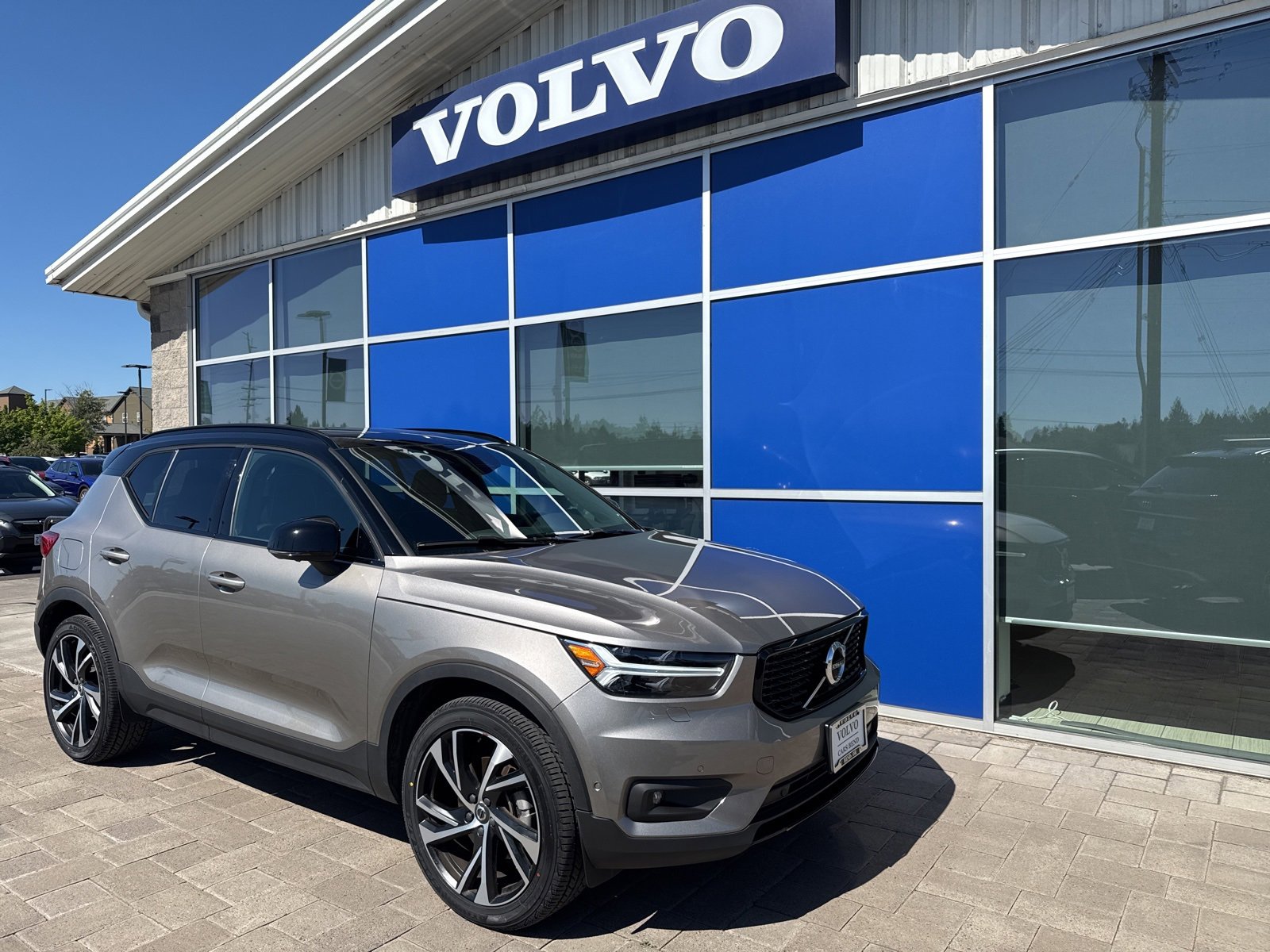 Used 2022 Volvo XC40 T5 R-Design w/ Advanced Package