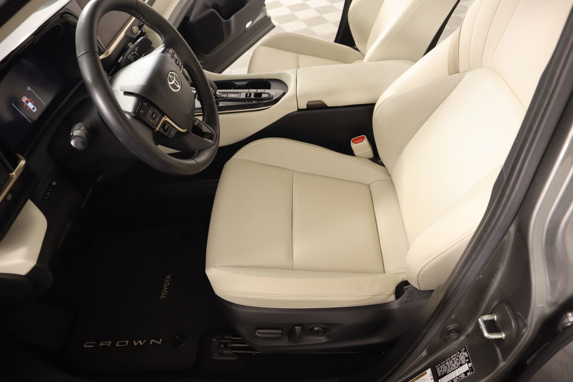 Used 2024 Toyota Crown Limited image 11