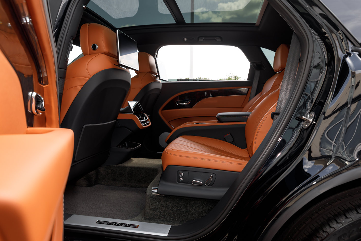 Certified 2023 Bentley Bentayga Extended Wheelbase AWD/4WD image 45