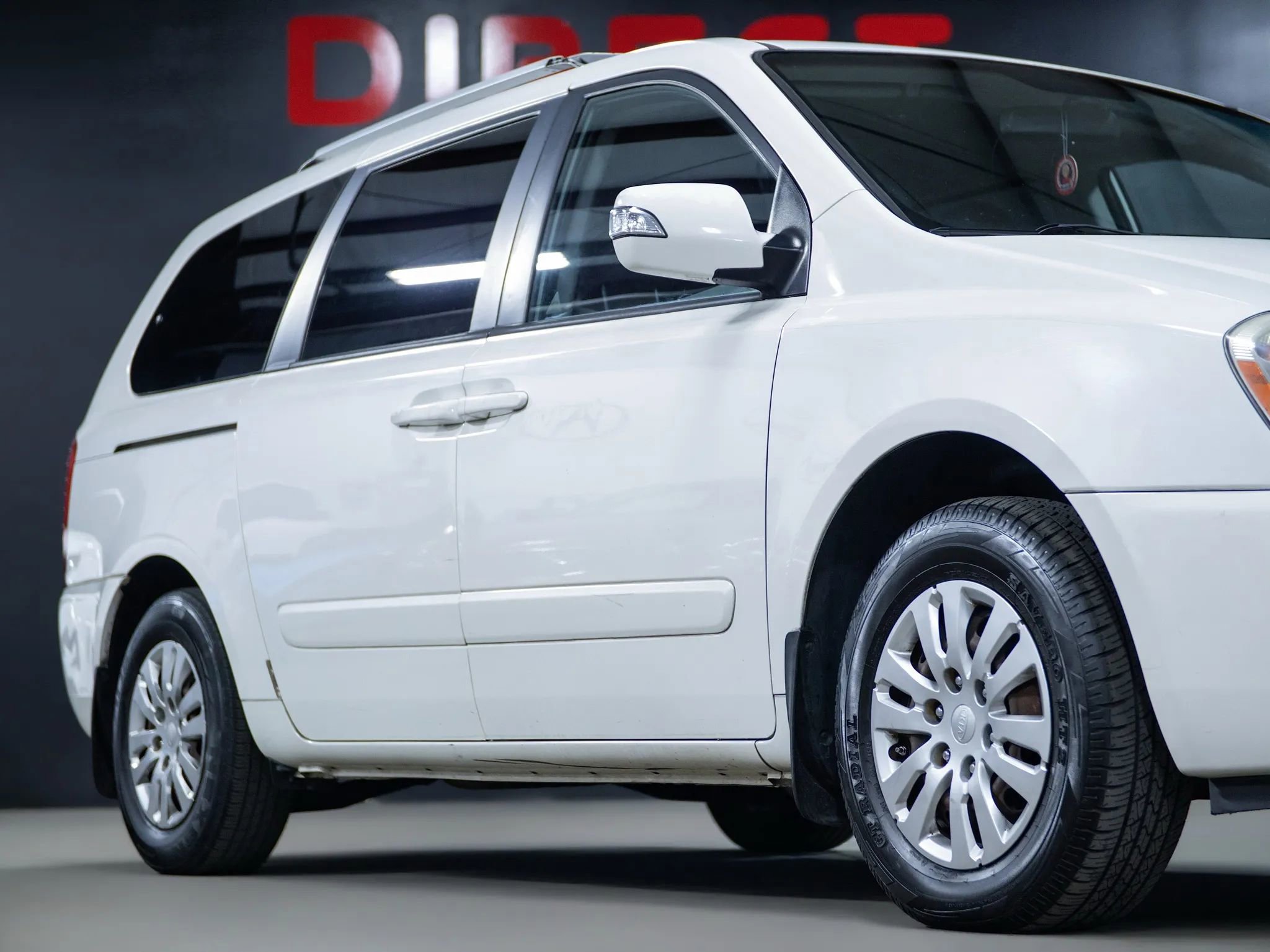 Used 2014 Kia Sedona LX image 2