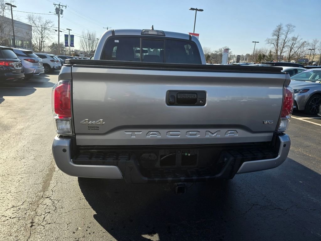 Used 2016 Toyota Tacoma Limited w/ Towing Package image 7