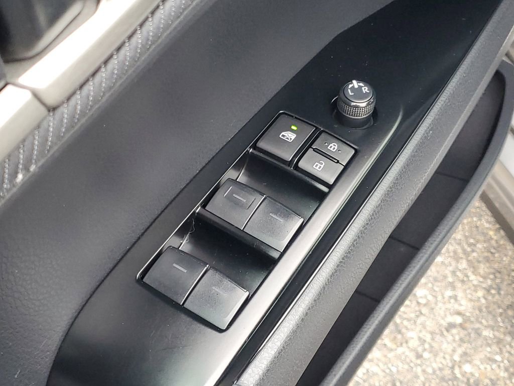 Used 2025 Toyota Camry SE image 10