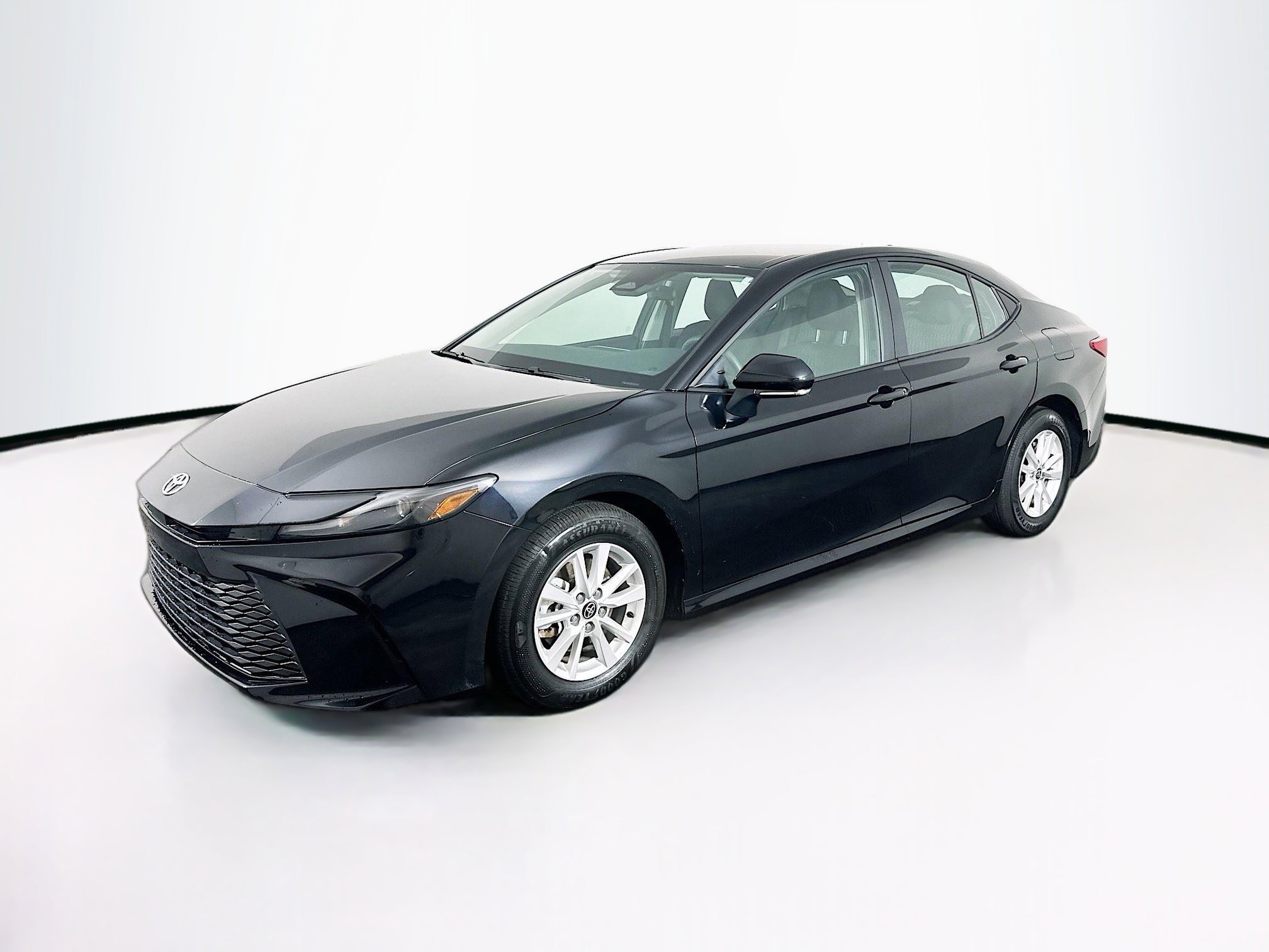 Used 2025 Toyota Camry LE image 3
