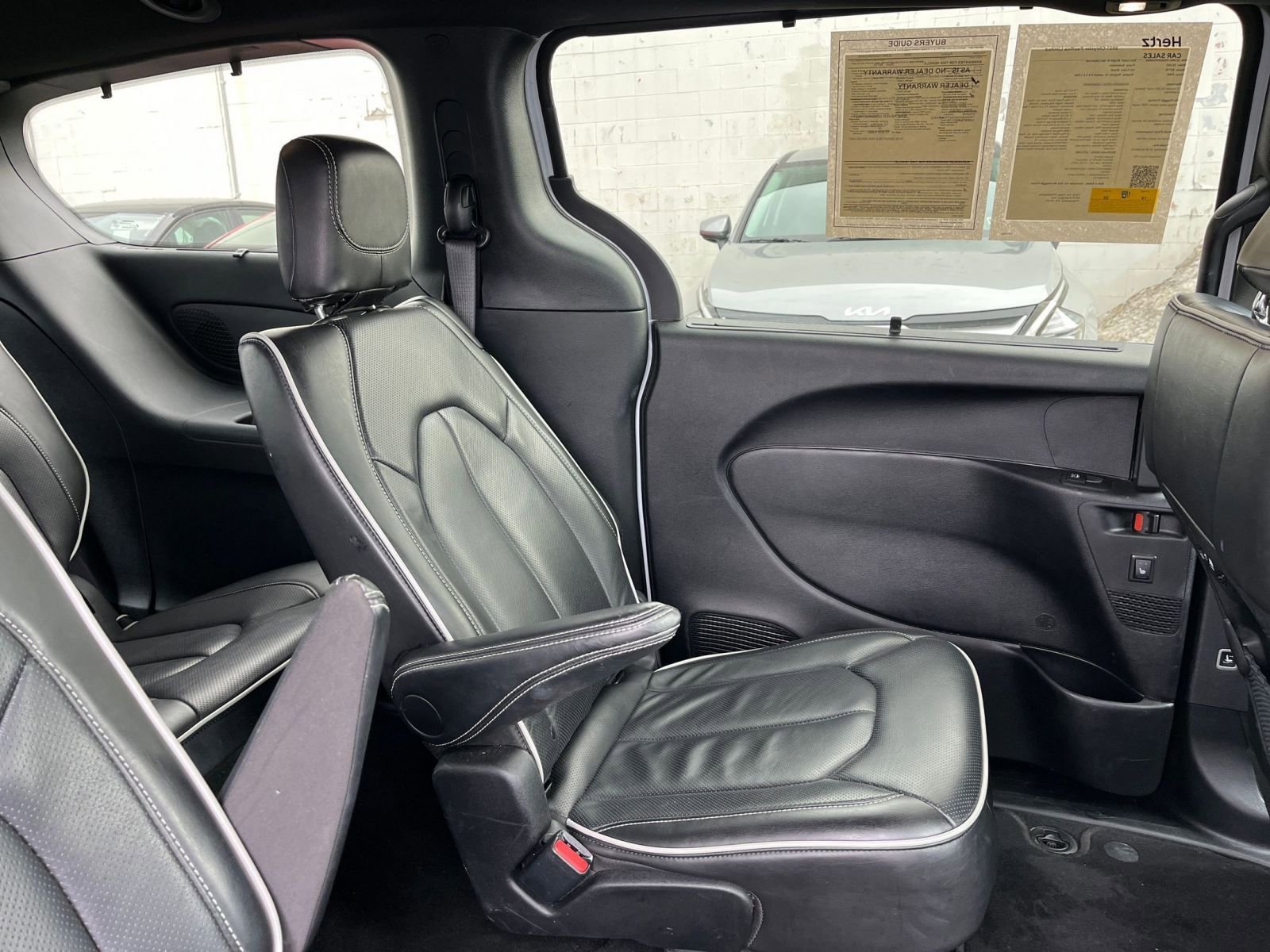 Used 2025 Chrysler Pacifica Limited image 40