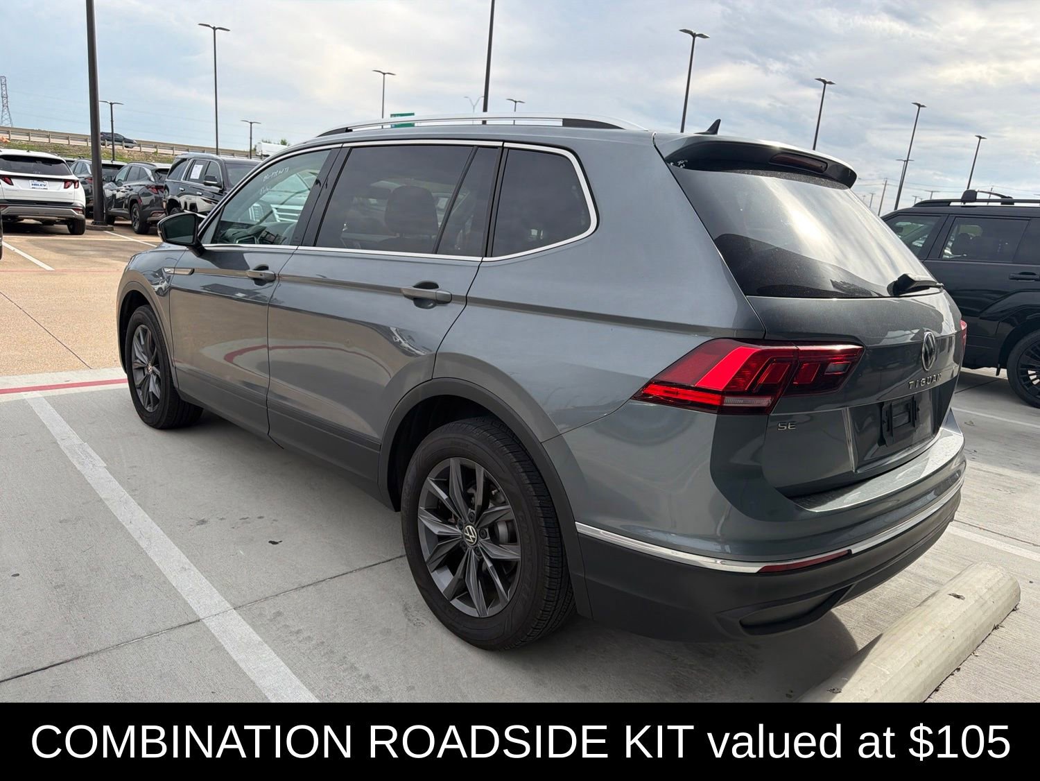 Used 2022 Volkswagen Tiguan SE w/ Panoramic Sunroof Package FWD image 8