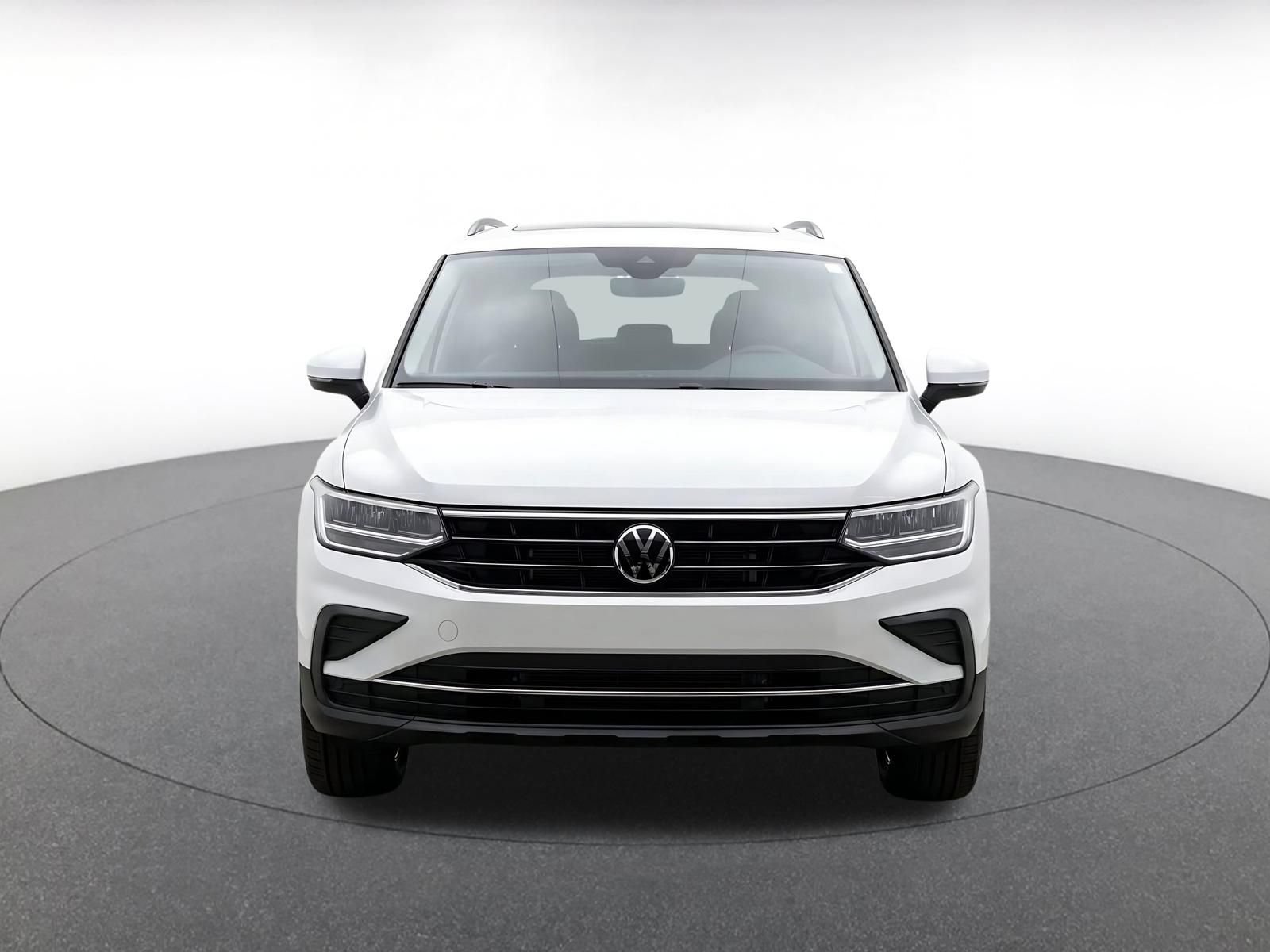 Used 2026 Volkswagen Tiguan SE AWD/4WD image 2