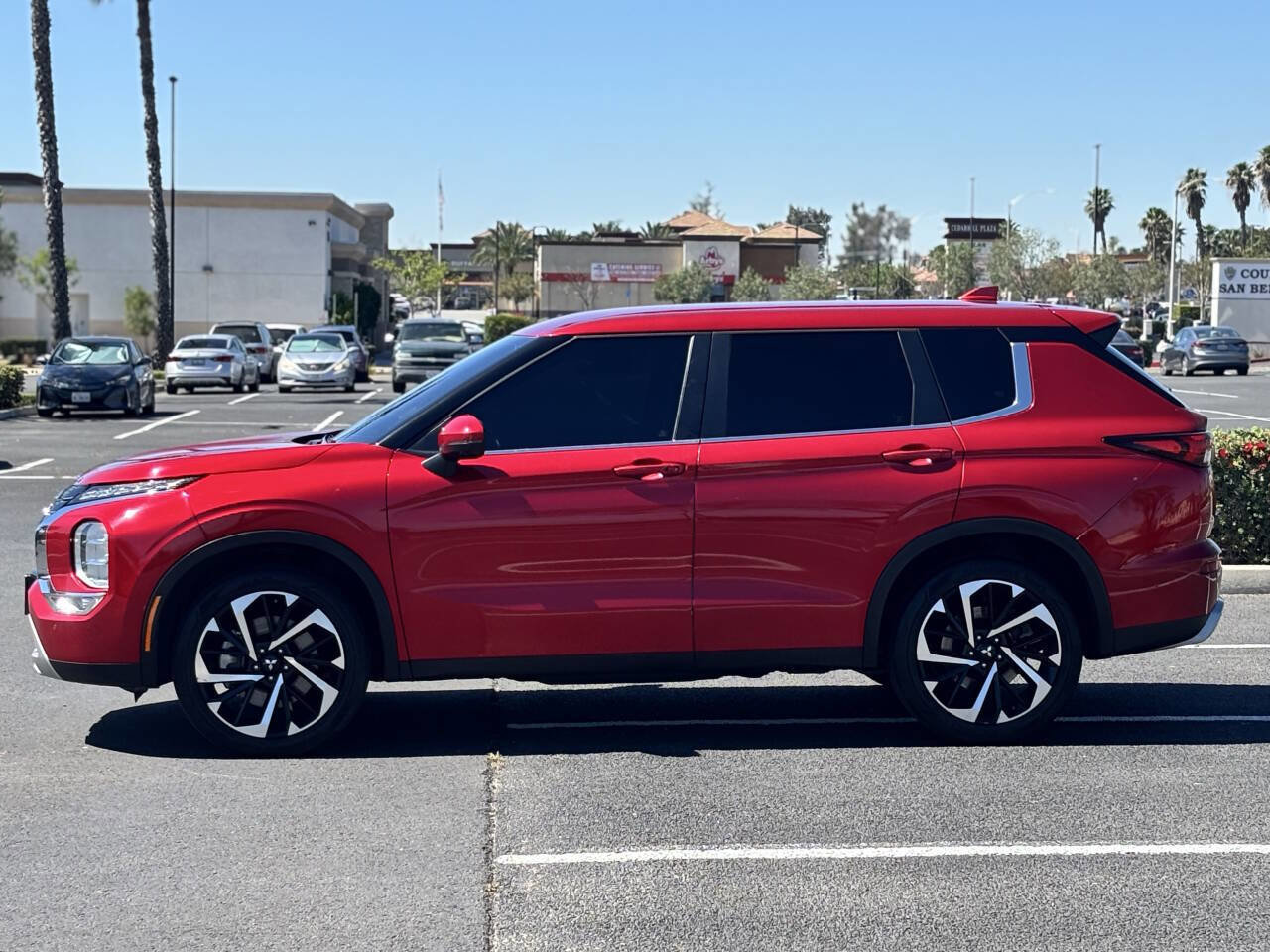 Used 2023 Mitsubishi Outlander SE image 4