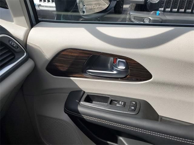 New 2023 Chrysler Pacifica Limited FWD image 32
