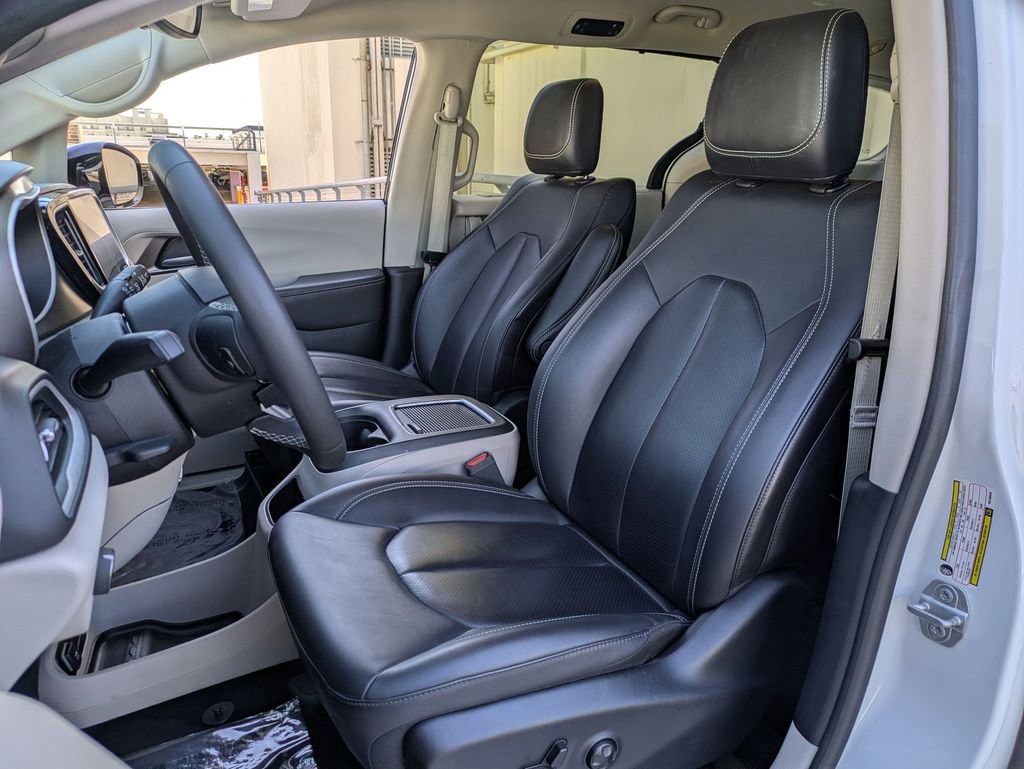 Used 2024 Chrysler Pacifica Touring-L image 23