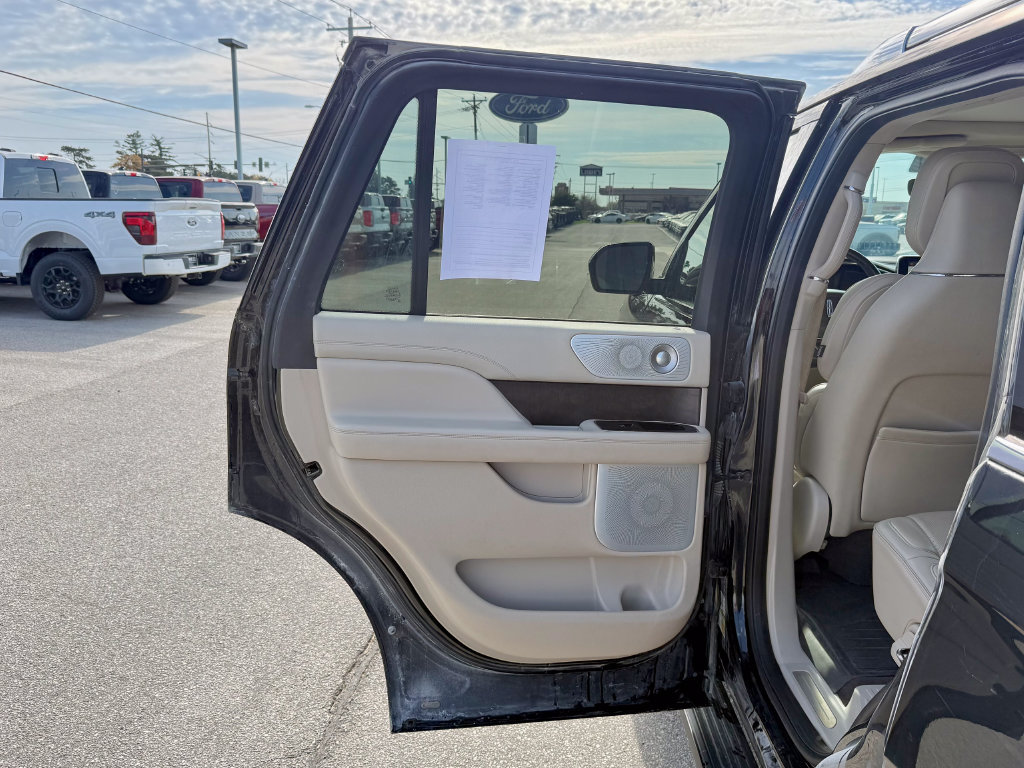 Used 2018 Lincoln Navigator Reserve w/ Technology Package AWD/4WD image 15