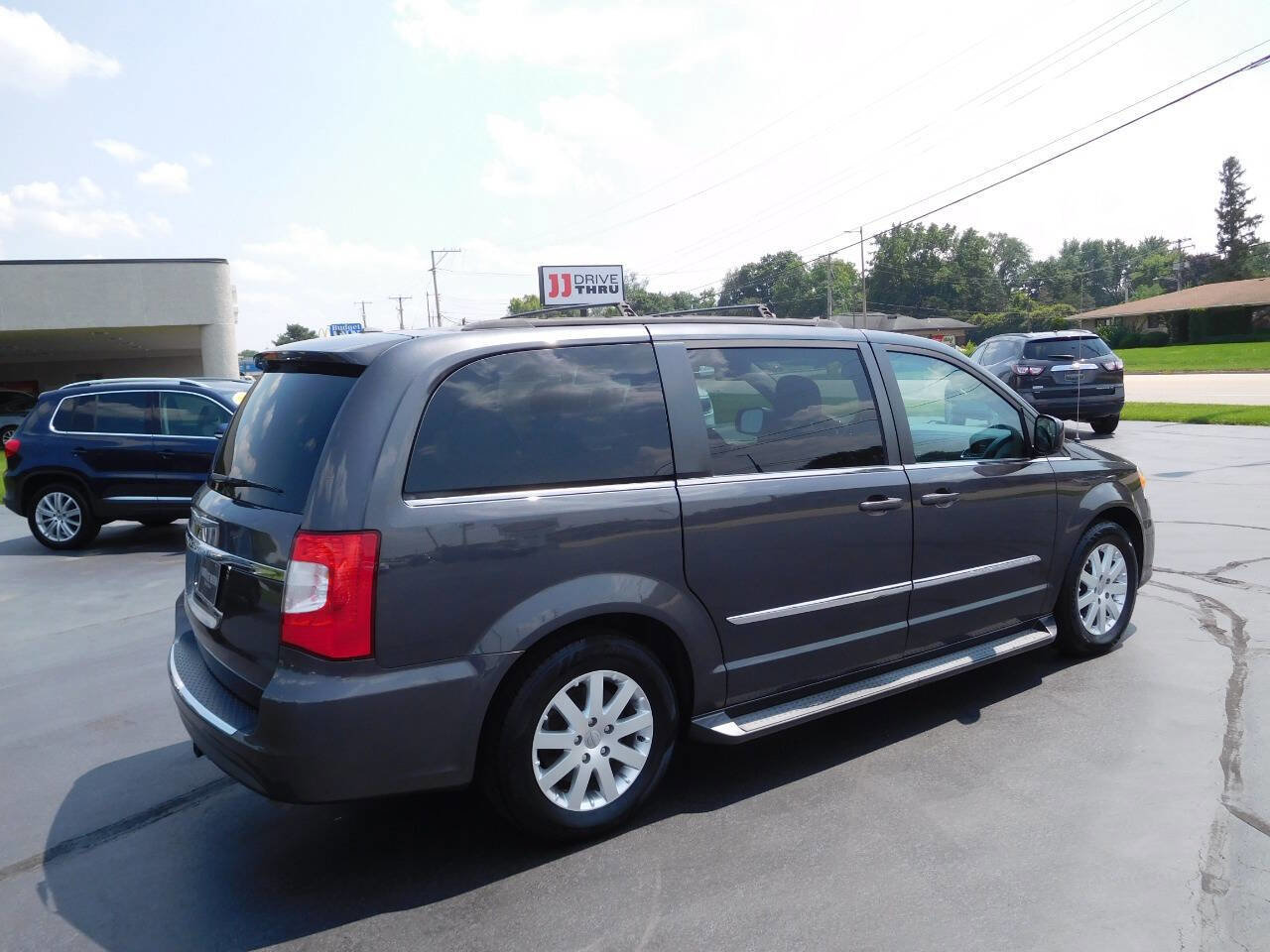 Used 2016 Chrysler Town & Country Touring image 12