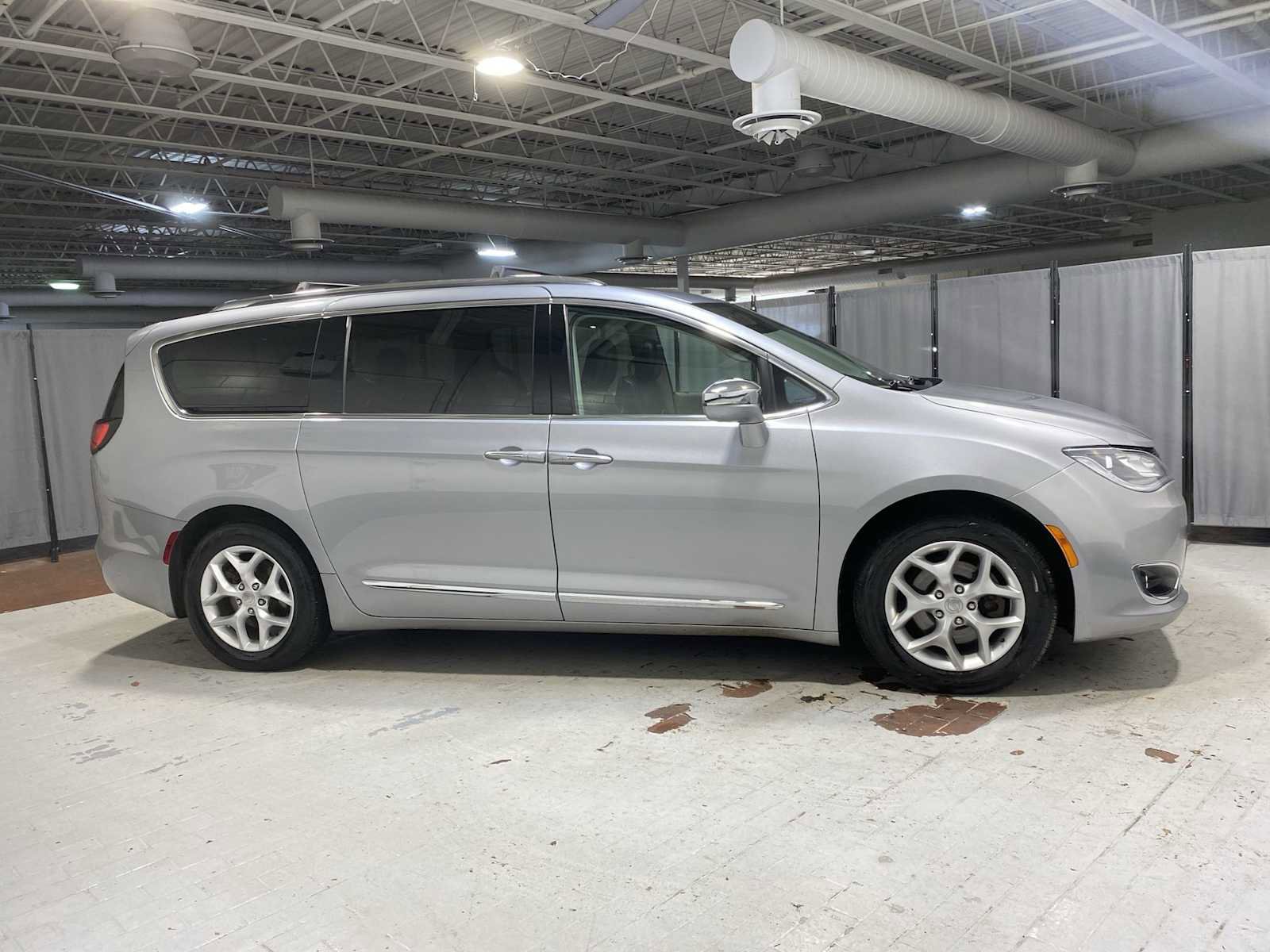 Used 2019 Chrysler Pacifica Limited image 27