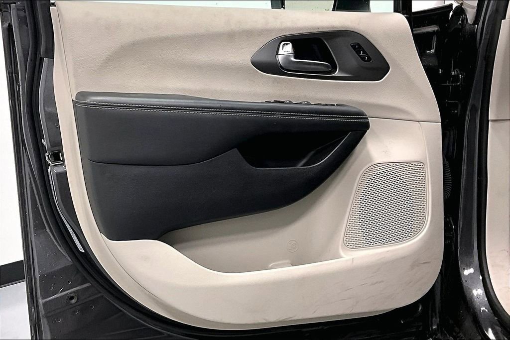 Used 2023 Chrysler Pacifica Touring-L image 19