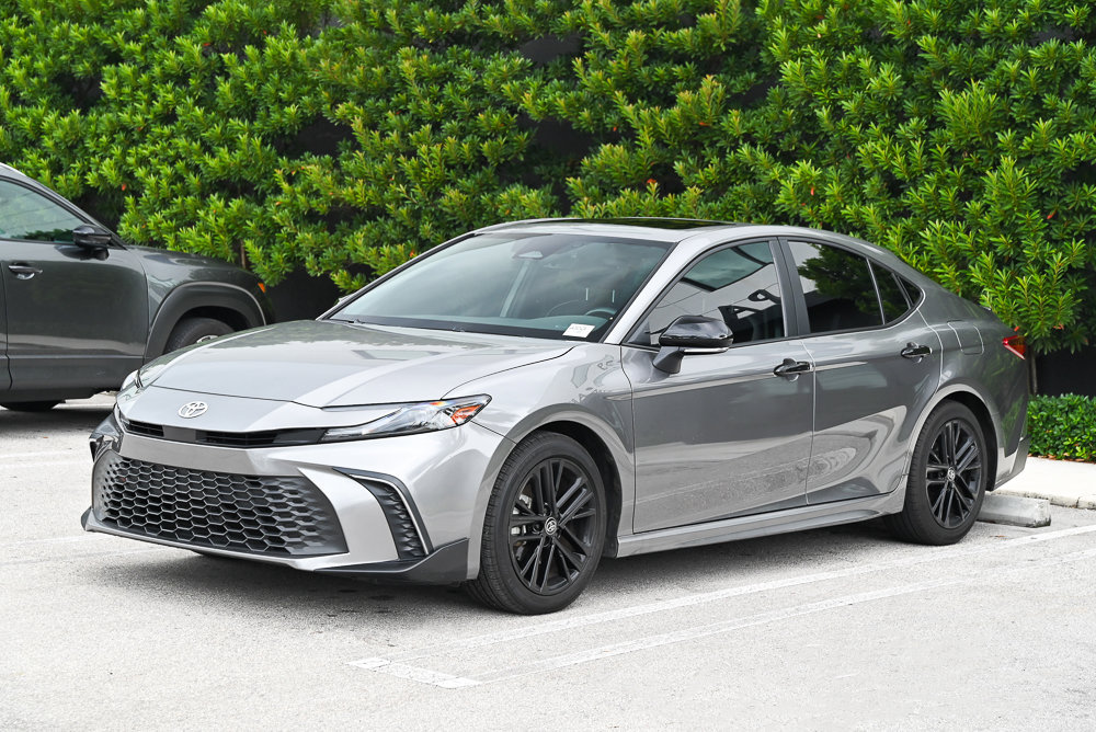 Used 2025 Toyota Camry SE w/ Convenience Package FWD image 1