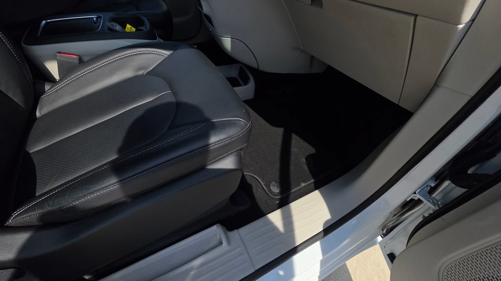 Used 2022 Chrysler Pacifica Touring-L FWD image 13