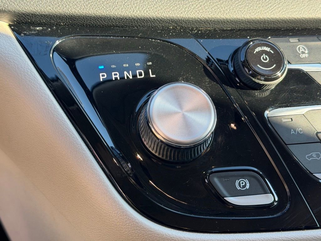 Used 2022 Chrysler Voyager LX image 28