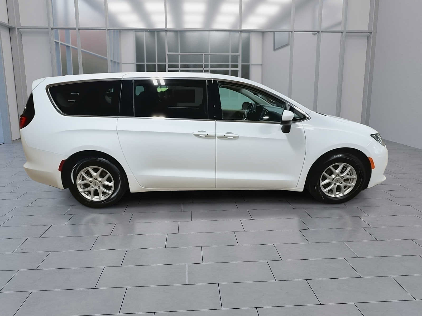 Used 2023 Chrysler Voyager LX FWD image 9