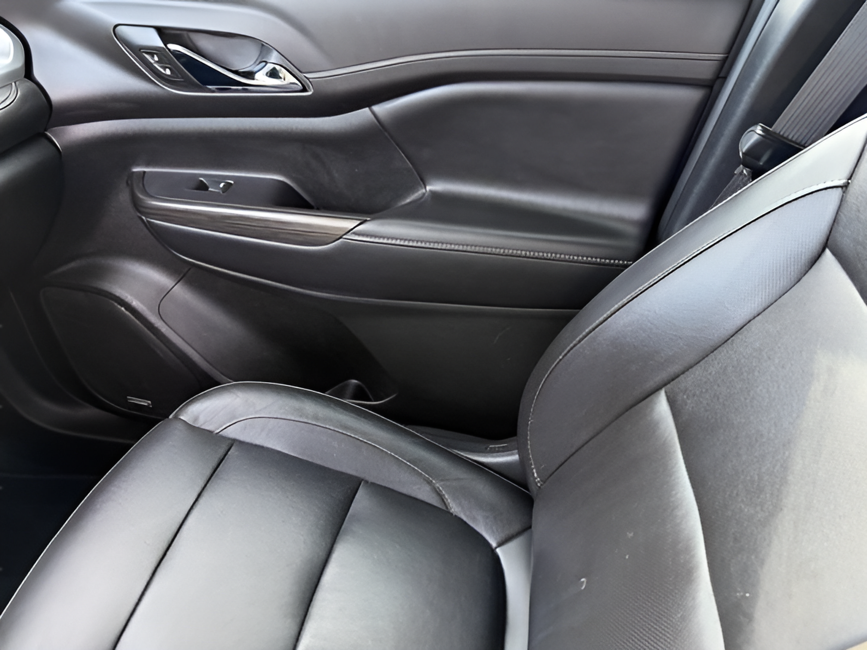 Used 2020 GMC Acadia SLT FWD image 29