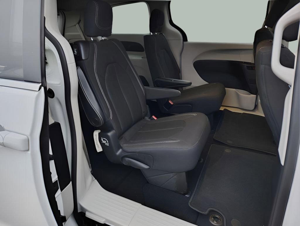 Used 2020 Chrysler Voyager LX FWD image 26