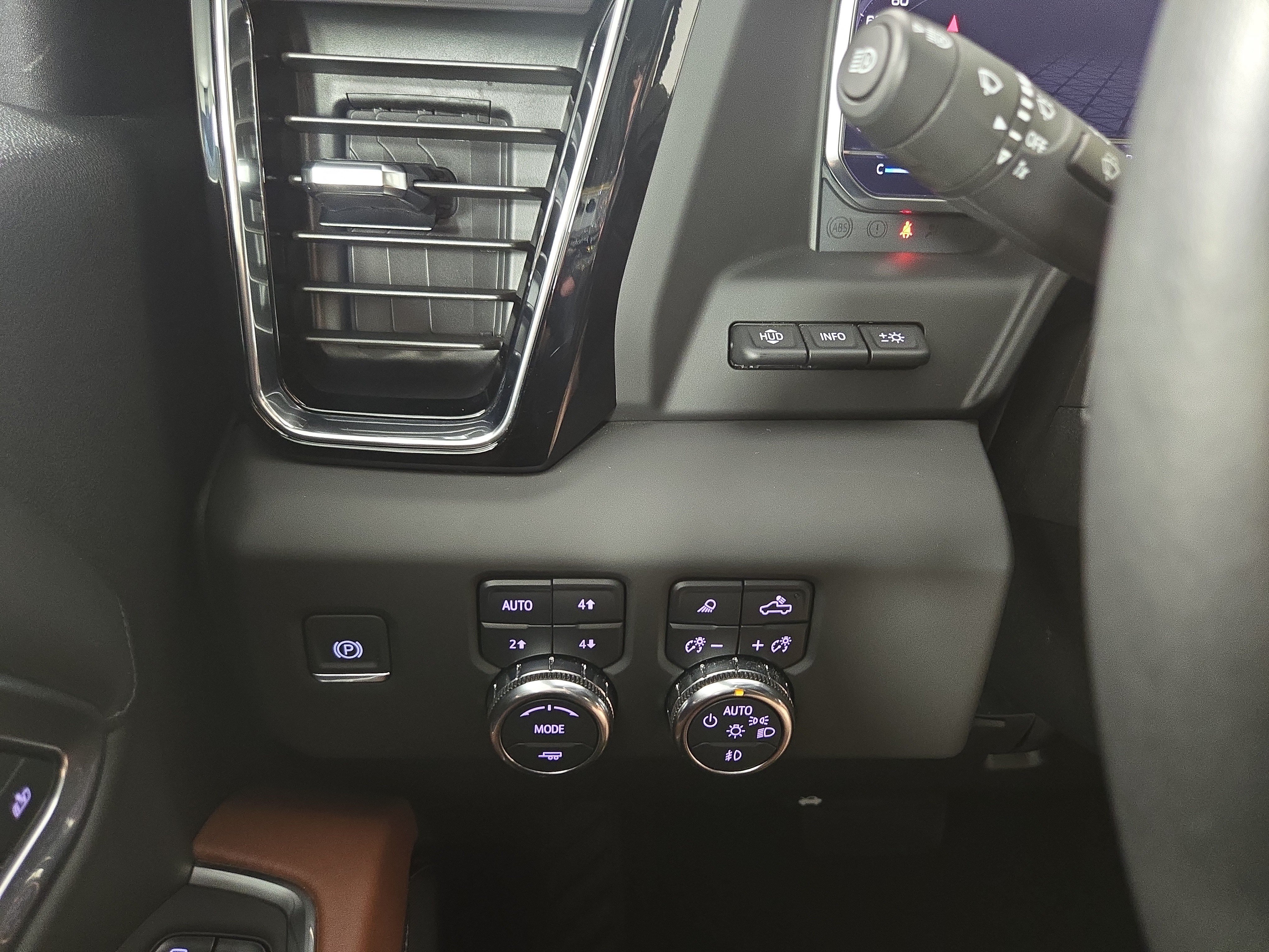 Used 2025 GMC Sierra 2500 Denali Ultimate w/ Max Trailering Package AWD/4WD image 31
