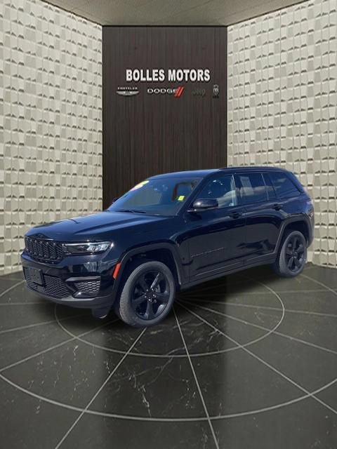 Used 2023 Jeep Grand Cherokee Altitude AWD/4WD image 14