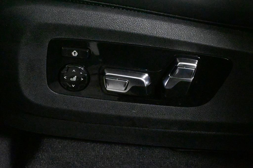 Used 2025 BMW X5 M60i w/ Executive Package image 31