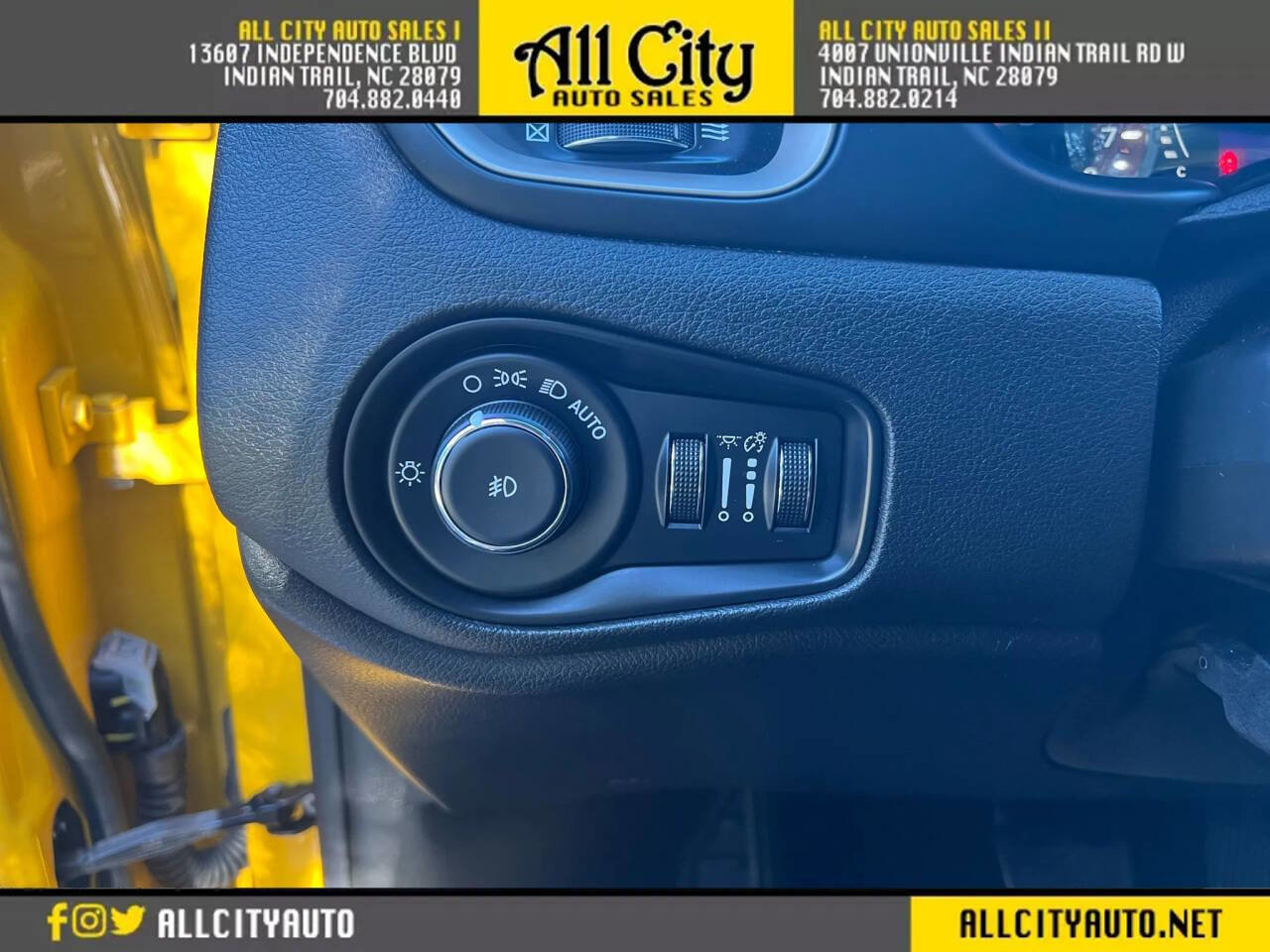 Used 2015 Jeep Renegade Latitude w/ Popular Equipment Group image 29