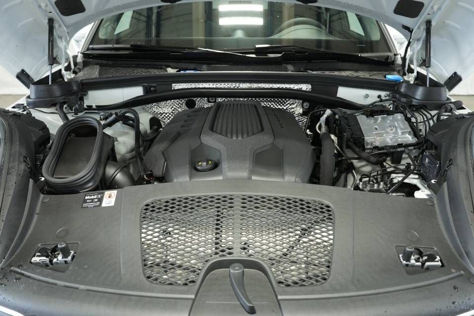 Certified 2025 Porsche Macan AWD/4WD image 30