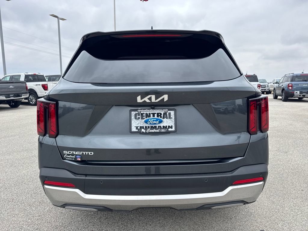 Used 2025 Kia Sorento S image 4