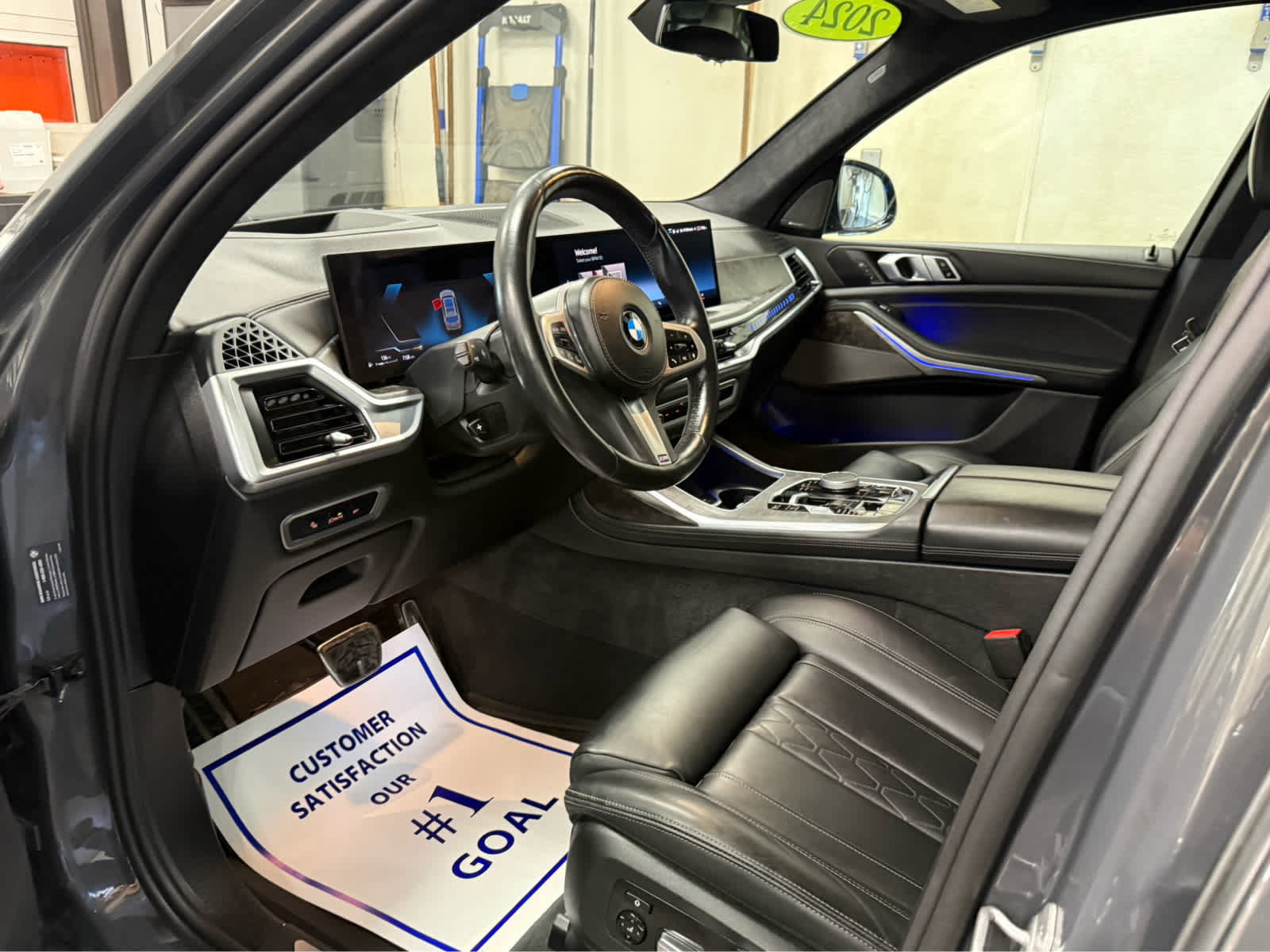 Used 2024 BMW X7 xDrive40i w/ M Sport Package AWD/4WD image 10